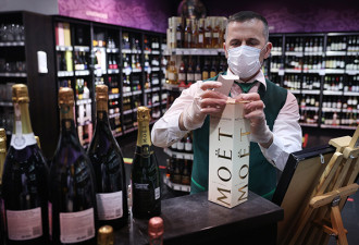 &quot;香槟之争&quot;发酵:法国知名酿酒商暂停向俄供应