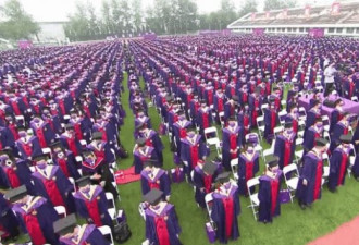 新版"清华紫"学位服冲热搜 校长毕业寄语很深刻