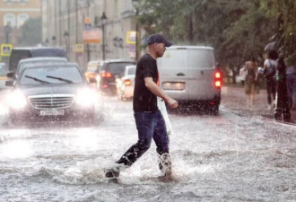 莫斯科遭遇“超级降雨”，有人在道路上游泳