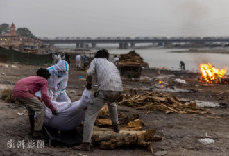 印度遭遇季节性洪水 千具新冠死者遗体被冲上岸