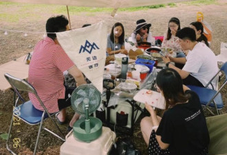 花几百万买房子的人们 又爱上了去野外打地铺