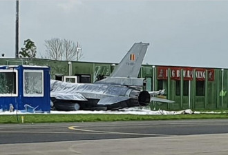 比利时战斗机撞上建筑，飞行员弹射逃生