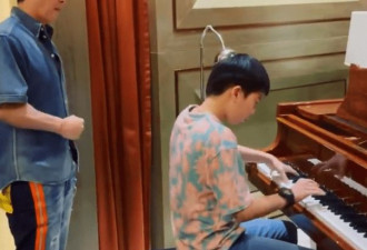 甄子丹晒13岁儿子弹钢琴视频 骄傲称赞：帅爆了