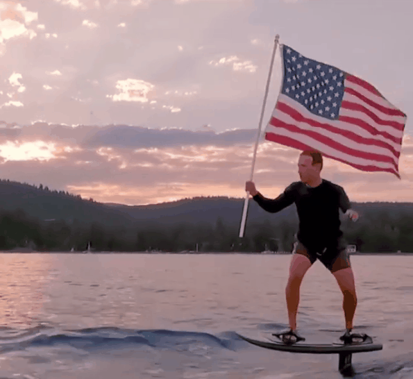 扎克伯格持国旗冲浪为美国“庆生”太诡异了