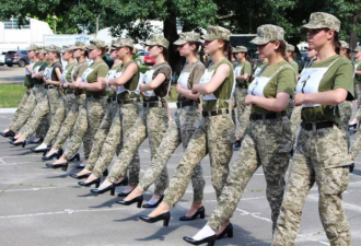 让女兵如此这般 乌克兰军方遭批愚蠢