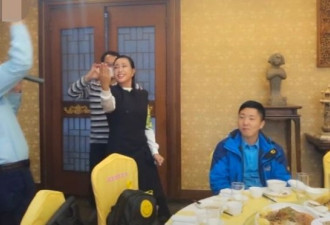 65岁刘晓庆聚会嗨玩 与友人劲歌热舞气氛火热