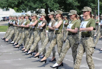 乌克兰军方要女兵穿高跟鞋踢正步 议员痛批