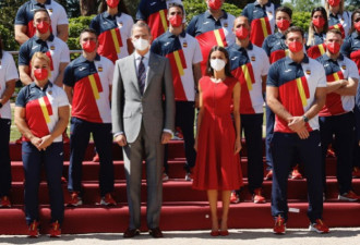 西班牙王后为奥运队送行 大红A字裙显挺拔身姿