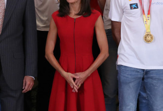 西班牙王后为奥运队送行 大红A字裙显挺拔身姿