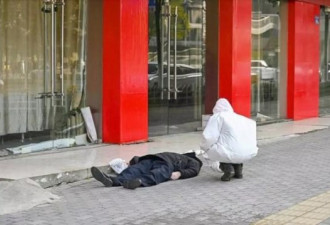 “死去的老人躺在武汉人行道上” 摄影获奖