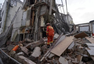 苏州吴江区酒店坍塌：拼接楼房的改造事故