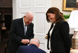 拜登又跪了，这次对着以色列总统的面跪下了...