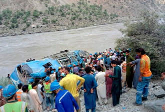 巴基斯坦大巴爆炸后坠崖:救援队直升机转运伤员