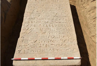 埃及农民耕作翻土 竟发现2600年前法老石碑