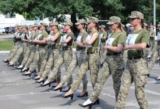 乌克兰女兵穿高跟鞋练习 男国防部长被反送抗议
