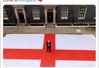 因为这张照片，英国首相约翰逊又翻车了...
