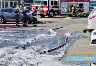 大温停车场2车被烧顾客员工紧急疏散