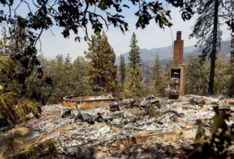 加州北部山火持续 有建筑被毁 疏散区发生冲突