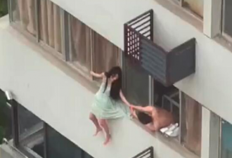 中国女子穿着清凉坐4楼窗台 和赤膊男拉扯坠下