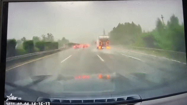 浙江一轿车高速路被雷劈中 后车拍下惊险一幕