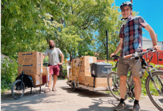 加拿大男子用自行车搬家！历时一个月
