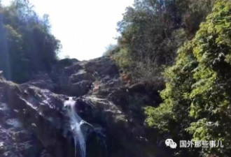 中国女网红在瀑布边自拍，结果不小心滑倒...