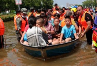 河南洪灾：小城卫辉成水上孤岛 十余万居民撤离