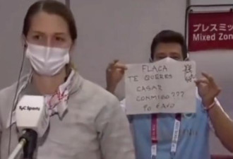 在奥运会现场求婚 击剑教练向美女徒弟跪地表白