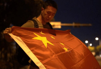 中国小伙在约旦遭遇打劫 手举五星红旗吓退劫匪
