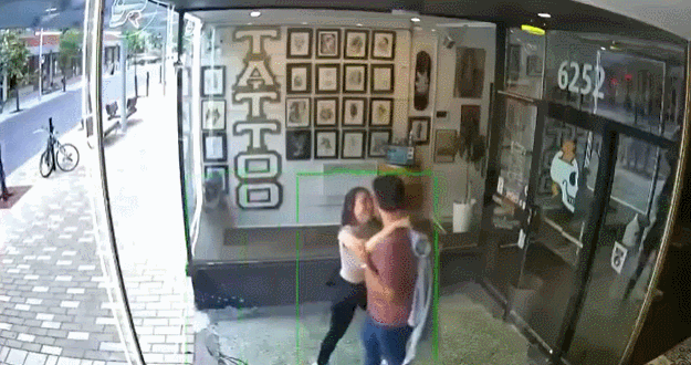 加拿大年轻情侣路边忘我激吻！撞碎小店玻璃