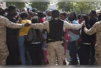 谣传四起...海地民众挤爆美国驻海地大使馆