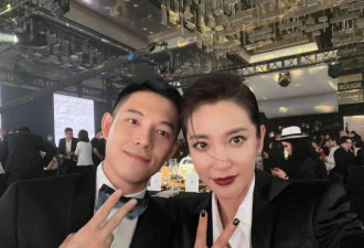 李冰冰打卡天安门 穿T恤戴防晒袖套打扮好亮眼