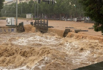 郑州暴雨亲历者：回家途中救了两人