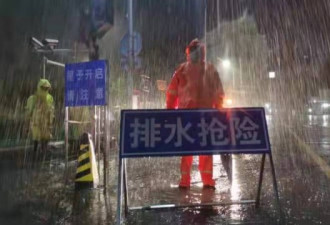 中国多地逢暴雨灾情！车被冲走、民众抱树求生