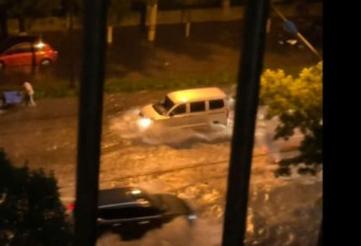中国多地逢暴雨灾情！车被冲走、民众抱树求生