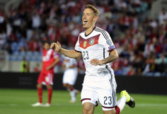德国足球员脱了！奥运赢球嗨翻“镜头前求婚”