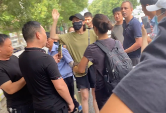 西方记者在郑州被围堵 官媒：不能帮他们