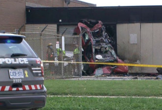 皮尔逊机场附近3车相撞两人死亡