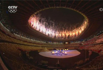 奥运开幕为疫情离去人默哀 木制五环展运动精神