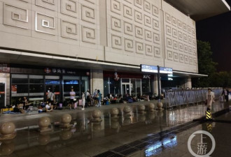 郑州火车站:旅客打地铺 地下人防工程一片汪洋