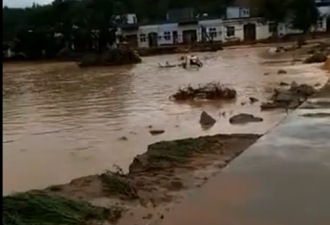 河南暴雨下的乡村灾情：老人困屋顶 救援难度大