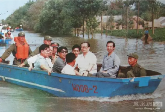 1998年大洪水，他们都及时去了现场视察洪灾...