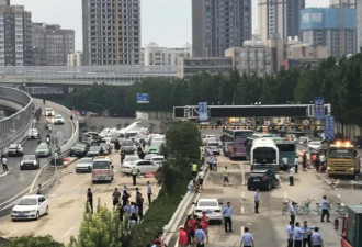 郑州隧道排水现场：汽车露出水面 数十辆车堆叠
