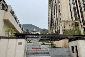 重庆一小区主入口设计66步台阶爬完进小区累瘫