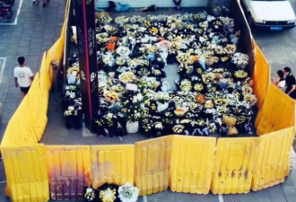 郑州地铁摆满鲜花 却被当局用墙围住