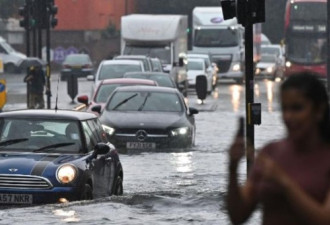 3小时下了一个月的雨 伦敦被淹 民众弃车逃生