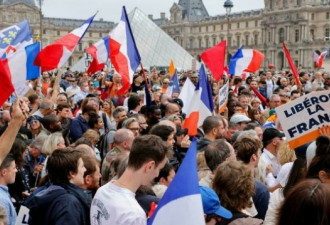 法国各地11万人周末举行“反疫苗”示威活动