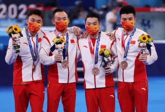中国体操男团赛后自责：对不起，接受一切批评
