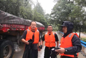 救51人被洪水冲走 河南警察失联10时自救归来