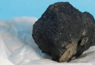在英国一块田地里发现了和太阳同龄的陨石